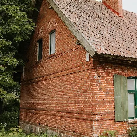 Stara Szkola Nad Jeziorem Czarne (Goldap)